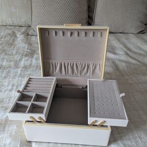 Elegant Cream Jewelry Organizer